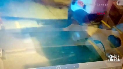 Yol bakım aracı geçtiği sırada yol çöktü: O anlar kamerada