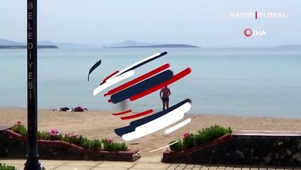Sahil onlara kalınca çırılçıplak denize girdi