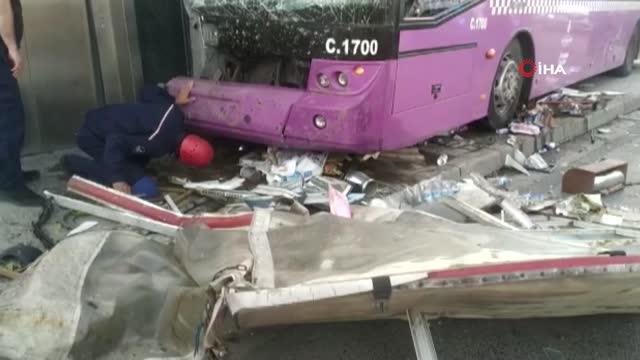 Son dakika haber... E-5 karayolu Kadıköy'de seyir halindeki İETT otobüsü bir büfeye çarptı. 1 kişinin yaralandığı kazada otobüste maddi hasar oluştu