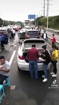 Tắc đường, nhiều người dừng dựng bàn ăn uống giữa đường gây xôn xao