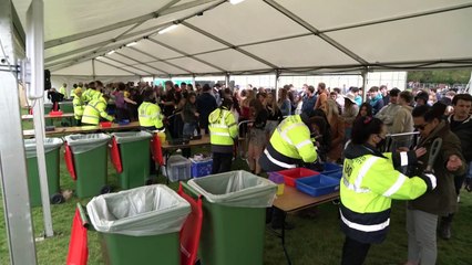 Concierto-test congregó en Reino Unido a miles de personas sin mascarilla