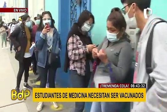 Estudiantes de medicina forman largas colas para ser vacunados contra la covid-19