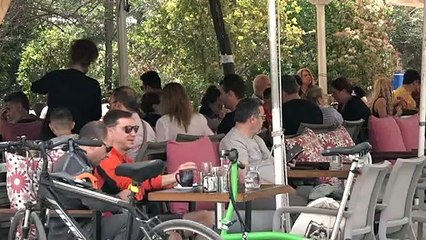 المطاعم والحانات تعيد فتح أبوابها في أثينا بعد ستة أشهر من الإغلاق