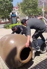 Ces génies veulent charger un pot de terre sur un remorqueur !