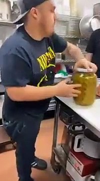 3 hommes, 1 femme, un bocal d'olives... Regardez qui gagne