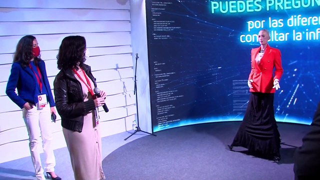 Ayuso conoce a 'Sophia', la robot que dará los datos de las elecciones en tiempo real el próximo 4M