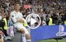 Cristiano Ronaldo intentando engañar al árbitro ¡Con la mano!