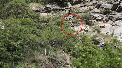 Tam kapanma tedbirlerini ihlal eden genç polisten kaçmak için sığındığı kayalıkta mahsur kaldı