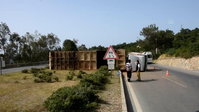 Bodrum'da devrilen tırın sürücüsü yaralandı