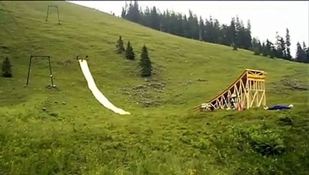 Méga saut avec un toboggan à eau