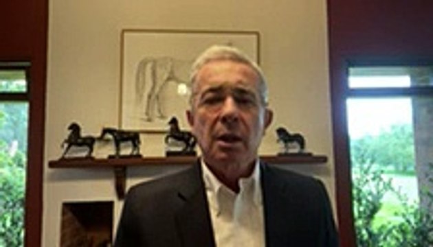 Alvaro Uribe Vélez le habla a España