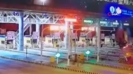 - Çin'de gişelere çarpan araç havada takla attı