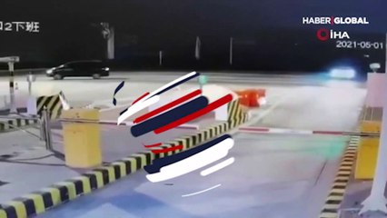 Çin'de gişelere çarpan araç havada takla attı