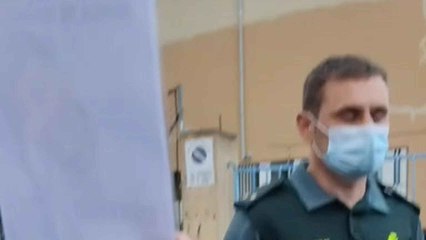 Marta, la novia del difunto Kevin, explota de indignación delante de un guardia civil por la muerte violenta de su novio en una reyerta el pasado sábado en Jumilla.