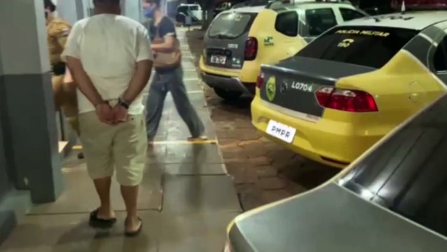 Motorista com carro furtado é detido pela PM no Bairro Santa Felicidade; Maconha foi apreendida com o rapaz