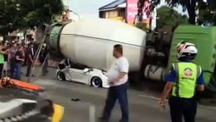 Facia! Beton mikseri otomobilin üzerine devrildi