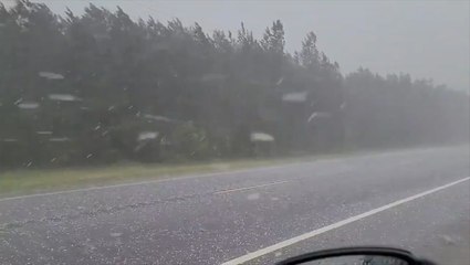 下载视频: Thunderstorms slam Southeast with hail, wind and heavy rain