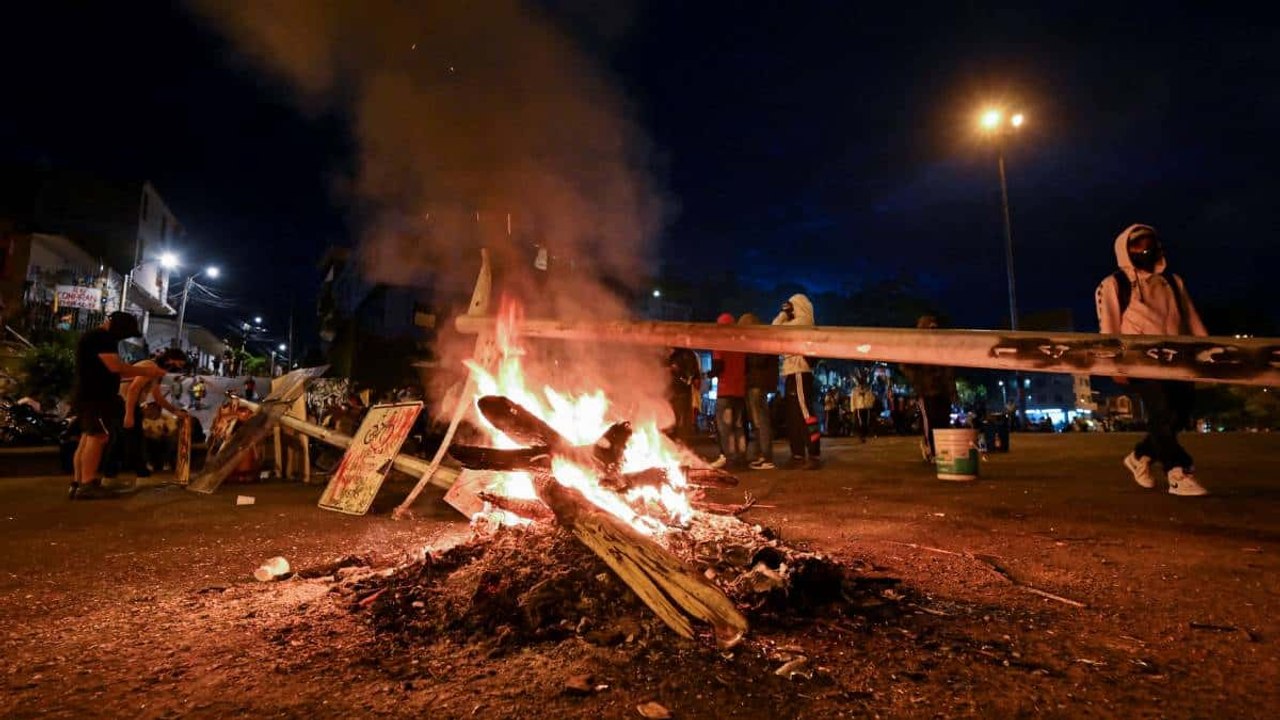 Al menos 17 muertos y 800 heridos dejan cinco días de protestas en Colombia