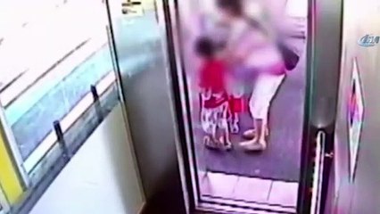 Şaşkın anne bebek arabasını raylara düşürdü!