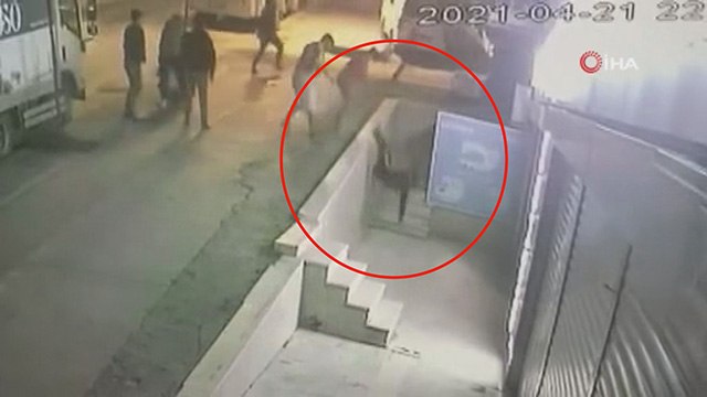 Esenyurt’ta bıçaklı kavga kamerada