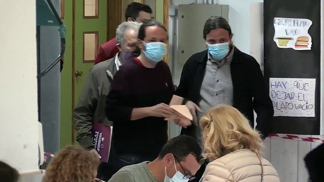 Pablo Iglesias, candidato de Unidas Podemos, acude a votar al colegio La Navata de Galapagar