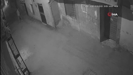 Evlere tırmanarak giren hırsız kamerada