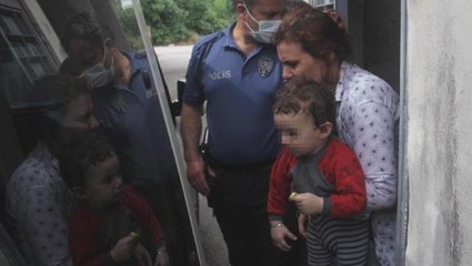 Eziyete komşular "dur" dedi! Çocuklarını dövüp balkondan sarkıtan anne gözaltında