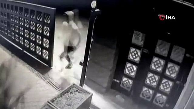 Kısıtlamayı ihlal eden gençler polisi görünce böyle kaçtı