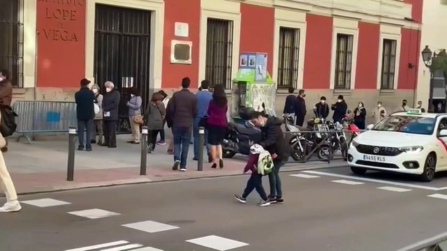 Largas colas en la apertura de los colegios electorales