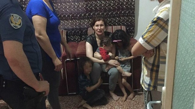 Çocuklarını darp edip balkondan sarkıtan anne gözaltına alındı