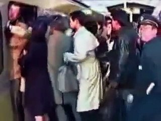 Japonya'da metroya binme sanatı!