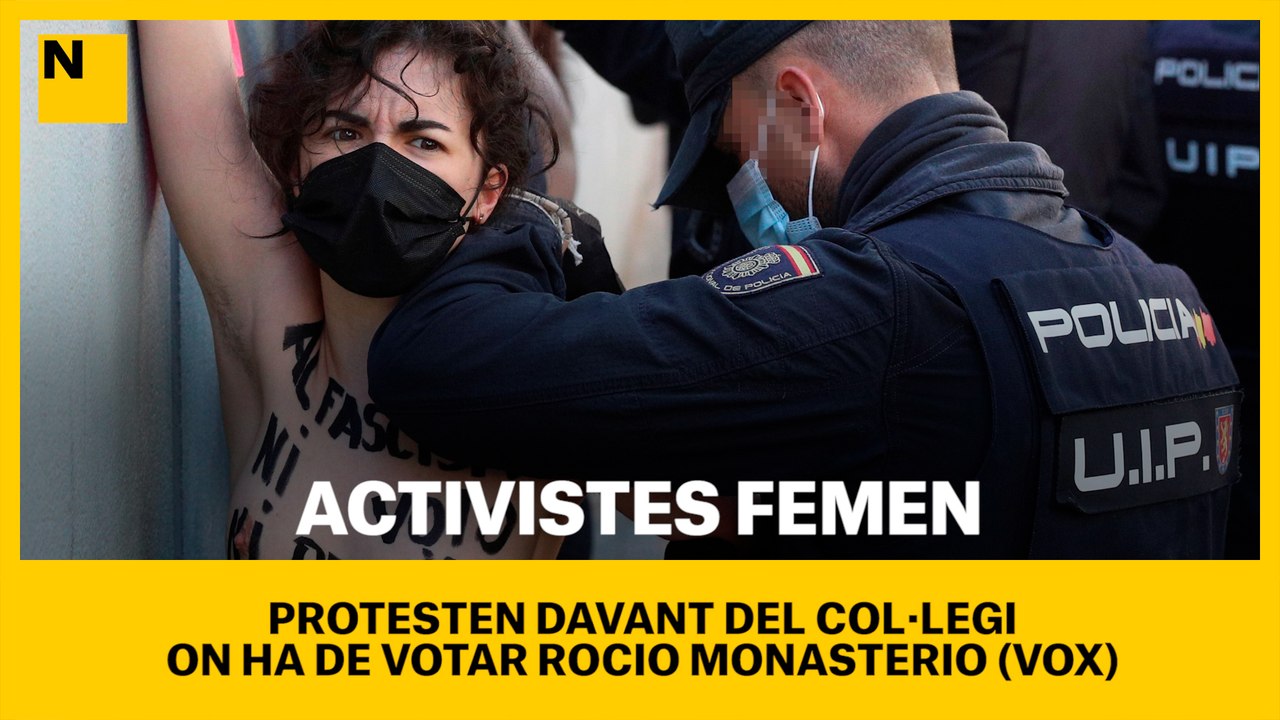 Activistes de Femen protesten davant del col·legi San Agustín, on ha de votar Rocío Monasterio (VOX).