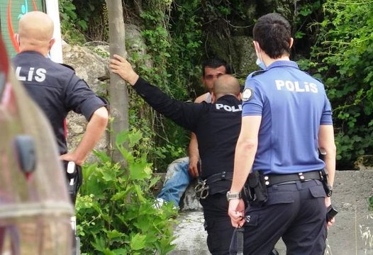 Bıçakla kendisine zarar vermek isteyen adamı polis ekipleri engelledi