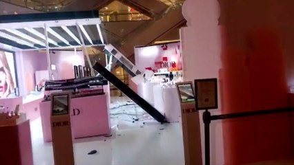 송파 롯데월드몰 간이 행사장 일부 붕괴...3명 다쳐 / YTN