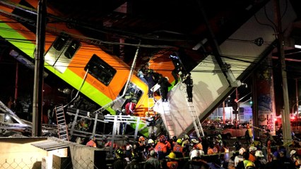 下载视频: Mexico metro overpass collapses, killing 15 and injuring dozens