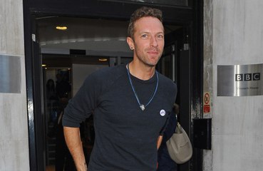 Chris Martin mentoring American Idol contestants in Coldplay-themed episode