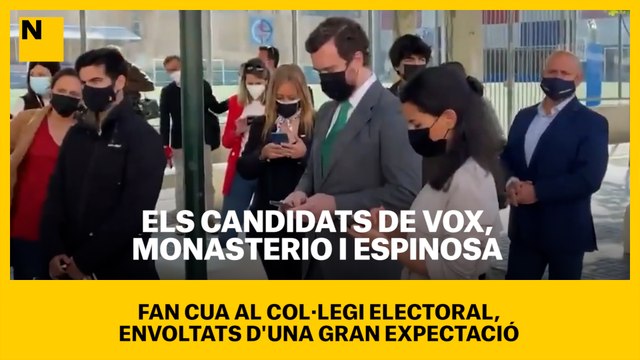 Els candidats de Vox, Rocío Monasterio i Iván Espinosa, fan cua al col·legi electoral, envoltats d'una gran expectació mediàtica