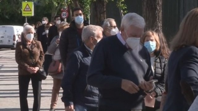 Largas colas en los colegios madrileños para votar a primera hora