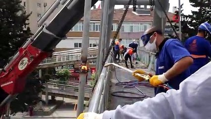 Yıkılma riski taşıyan üst geçit kaldırıldı