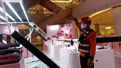 송파 롯데월드몰 행사장 천장 일부 붕괴...손님·직원 등 3명 다쳐 / YTN