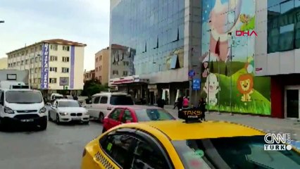 Hastane önünden yolcu alan taksiciyi darp ettiler