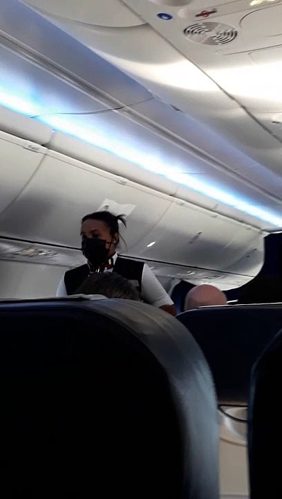 Cette personne trouve un moyen amusant pour divertir son enfant dans un avion