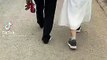 Chồng đi chân trần, nhường vợ đi giày của mình cho đỡ đau chân