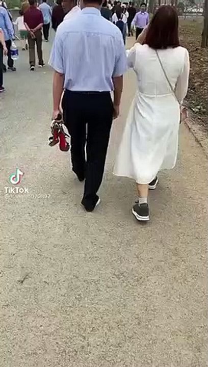 Chồng đi chân trần, nhường vợ đi giày của mình cho đỡ đau chân