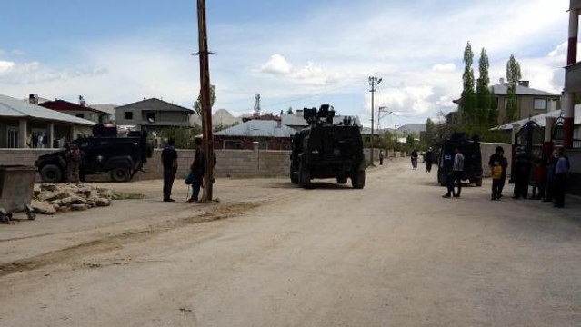 VAN'DA SOKAKTA YANMIŞ ERKEK CESEDİ BULUNDU