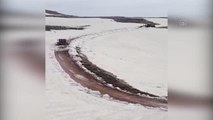 Yörüklerin yayla göçü için kullanacağı yollar kardan arındırıldı