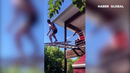 Havuza atlarken hedefi böyle ıskaladı