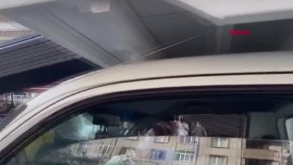 ÇEKMEKÖY'DE DEMİR ÇUBUKLAR OTOMOBİLE SAPLANDI; 3 KİŞİ ÖLÜMDEN DÖNDÜ