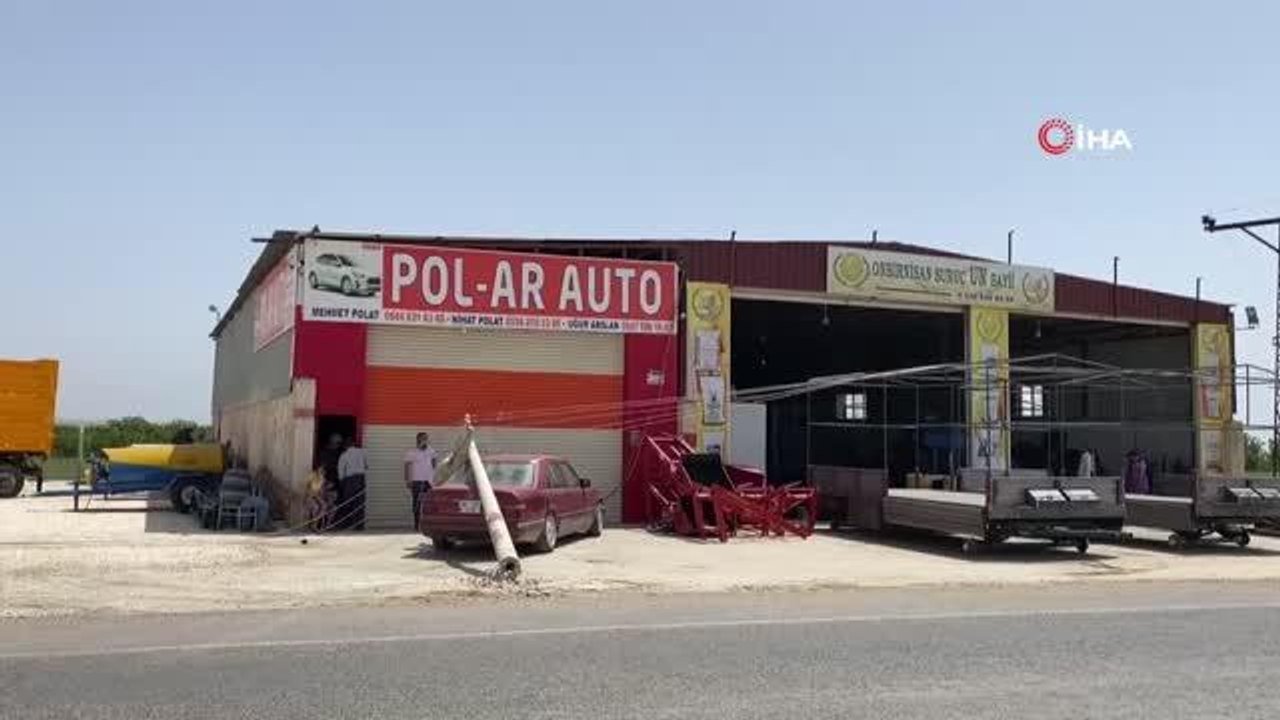 Elektrik direği otomobilin üzerine devrildi