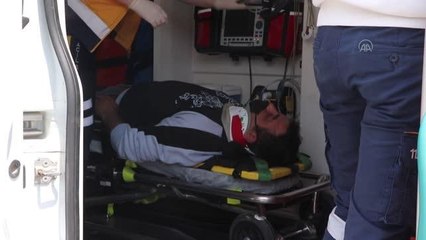 At arabasıyla çarpışan motosikletli kurye yaralandı